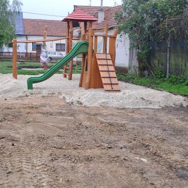 Práce na rekonstrukci dětského hřiště na Láně